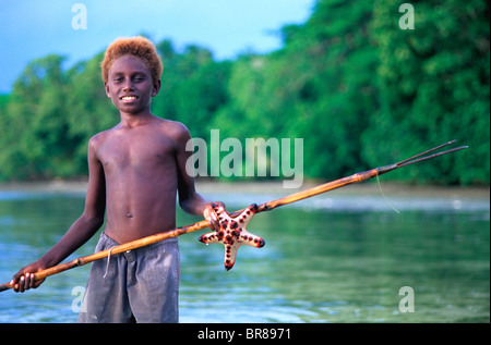 Junge mit Angeln Speer und Seesterne, Neuirland, Papua-Neu-Guinea Stockfoto