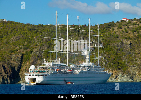 Kreuzfahrtschiff '' Wind Surf "vor St. Barthelemy für St Barts Bucket, Caribbean verankert. Stockfoto