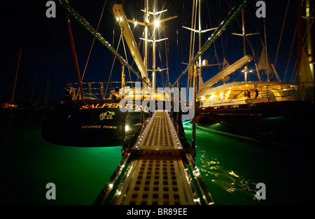 Superyachten beleuchtet in der Nacht in Gustavia während St Barts Bucket, Saint Barthelemy, Caribbean. Stockfoto