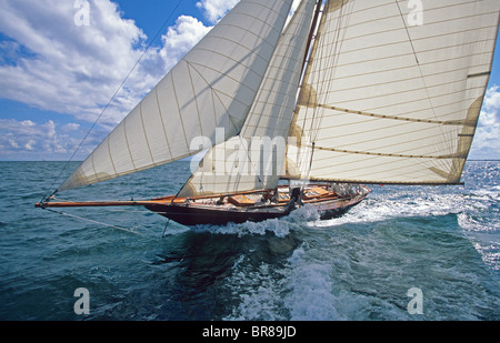 Eric Tabarly Yacht "Pen Duick ich" Segeln während ihrer Hundertjahrfeier, Frankreich. Entworfen in Fairlie von William Fife, sie wa Stockfoto