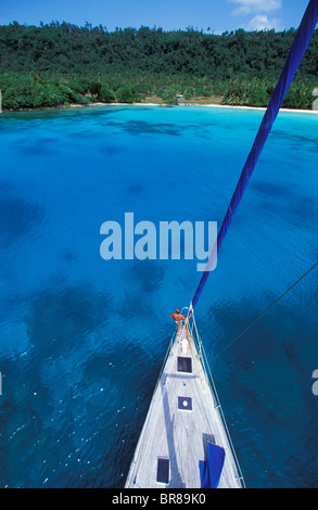 Blick von der Spitze des Mastes eine Fahrtenyacht bei Champagne Beach, Vanuatu verankert. Eigentum freigegeben. Stockfoto