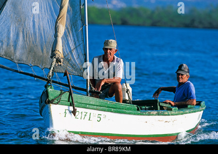 Zwei Fischer in einem kleinen Fischerboot, Casilda, Kuba heraus in Richtung. Stockfoto