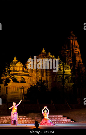 Indische Frauen einen traditionellen Tanz. Khajuraho Festival der Tänze. Auf dem Hintergrund der Chitragupta Tempel. Indien Stockfoto