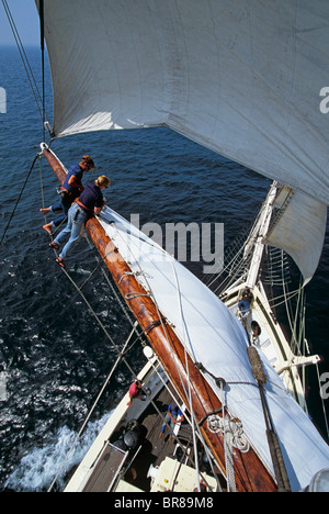 Zwei Besatzungsmitglieder, Blick von der Nock des Tall Ship "Gazella" während Hochseesegeln. Stockfoto