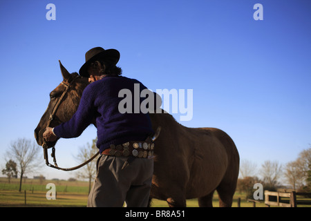 Ein Gaucho und Pferd auf einer Ranch in Argentinien Stockfoto