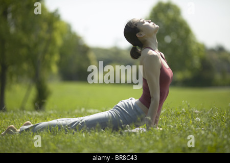 Junge Frau, die Dehnung Stockfoto