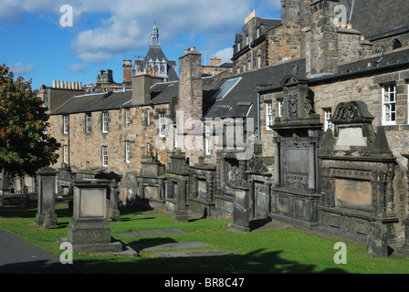 17. Jahrhundert Wandbild Denkmäler an der Ostwand der Greyfriars Kirkyard in Edinburgh, Schottland. Stockfoto