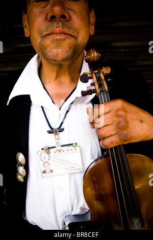 Mariachi Geigerspieler posiert für ein Foto in Tijuana BC Mexiko. Stockfoto