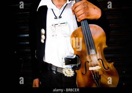 Mariachi Geigerspieler posiert für ein Foto in Tijuana BC Mexiko. Stockfoto