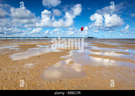 Southport Strand und Pier mit der Flut heraus. Stockfoto