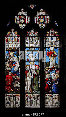 Buntglasfenster von Lavers Barraud & Westlake, zeigt die Geburt, Kreuzigung und Auferstehung Jesu. St Andrew's Church, Stratton, Cornwall Stockfoto