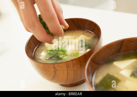 Frau, die Miso Suppe, in der Nähe Stockfoto