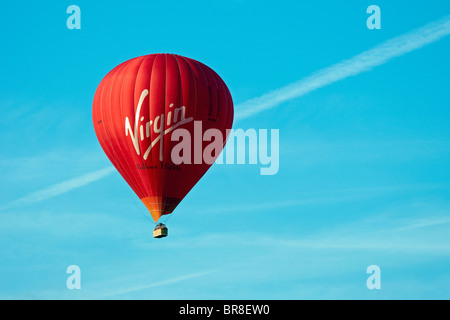 Eines der Jungfrau Heißluftballons in Godalming in Surrey gesehen Stockfoto