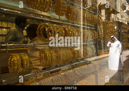 Aufwendige Goldschmuck lockt Käufer in die berühmten Gold Souk im Stadtteil Old Deira Dubai Stockfoto