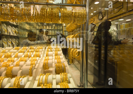 Aufwendige Goldschmuck lockt Käufer in die berühmten Gold Souk im Stadtteil Old Deira Dubai Stockfoto