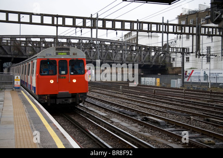 Rohr Bahnhof nahenden Westbourne Park auf Schienen unter Brücke Stockfoto