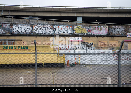 Graffiti unter der Westway an Westbourne Park Tube Station Stockfoto