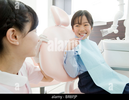 Zahnärztliche Assistentin der Mädchen Bürsten Stockfoto