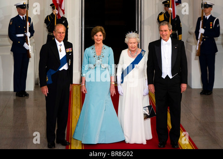 Präsident und die First Lady Bush posieren mit der englischen Königin Elizabeth II und ihr Ehemann Prinz Phillip vor einer offiziellen staatlichen Din Stockfoto