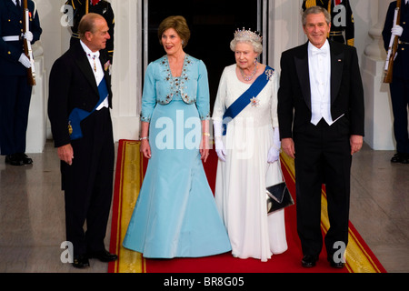 Präsident und die First Lady Bush posieren mit der englischen Königin Elizabeth II und ihr Ehemann Prinz Phillip vor einer offiziellen staatlichen Din Stockfoto