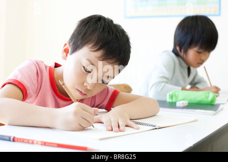 Jungen studieren an cram Schule Stockfoto
