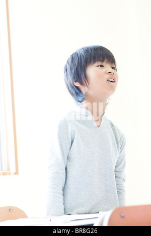 Junge antwortete auf eine Frage im cram Schule Stockfoto