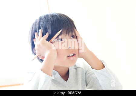 Junge frustriert im cram Schule Stockfoto