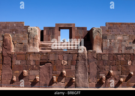 Ruinen von Tiwanaku: Versunkene Hofmauer Stockfoto