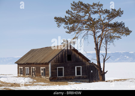 Ein Haus im Winter auf dem Baikalsee Olchon-Insel-Sibirien-Russland. Stockfoto