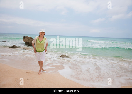 Reife Frau am schönen Strand Stockfoto