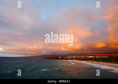 Sonnenuntergang Himmel über den Strand, Hawaii, USA Stockfoto