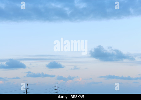 Strommast und Wolken im Himmel Stockfoto