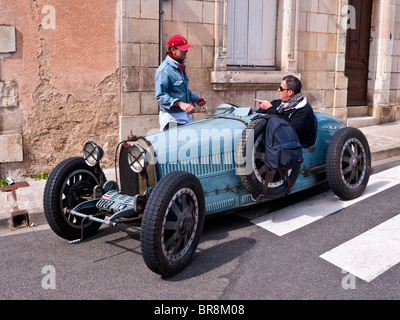 Alten Bugatti Type 35 Racer auf öffentlichen Straßen - Frankreich. Stockfoto