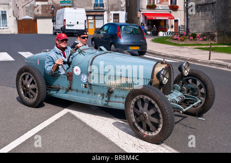 Alten Bugatti Type 35 Racer auf öffentlichen Straßen - Frankreich. Stockfoto