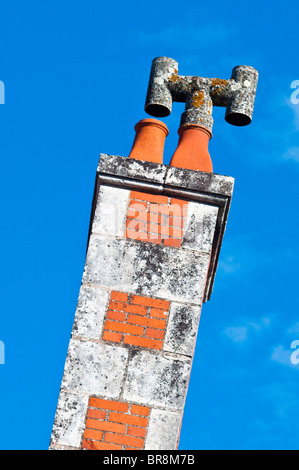 Alte Ziegel und Stein Schornstein mit H-förmigen Entwurf Verbesserer - Frankreich. Stockfoto