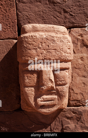 Ruinen von Tiwanaku: Versunkene Hofmauer: geschnitzt Tenon-Steinkopf Stockfoto