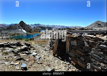 Die Ruinen einer alten Bergleute Hütte liegen 1500 ft über den Tioga Pass in die Sierra Nevada. Stockfoto