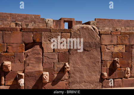 Ruinen von Tiwanaku: Versunkene Hofmauer Stockfoto