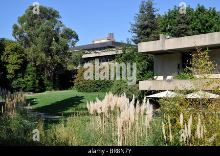 Calouste Gulbenkian Foundation, Lissabon, Portugal. Hauptgebäude und Garten. Stockfoto