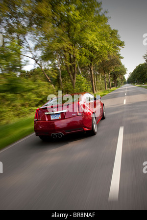 Cadillac CTS-V Coupé mit Geschwindigkeit auf der deutschen Autobahn Stockfoto