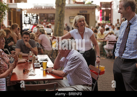 Gäste in einem Apfel Wein Pub, Alt-Sachsenhausen, Frankfurt Am Main, Hessen, Deutschland Stockfoto