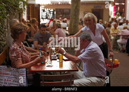 Gäste in einem Apfel Wein Pub, Alt-Sachsenhausen, Frankfurt Am Main, Hessen, Deutschland Stockfoto