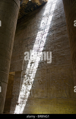 Strahlen des Sonnenlichts schlagen das Innere des gut erhaltenen Horus-Tempel in Oberägypten Stockfoto