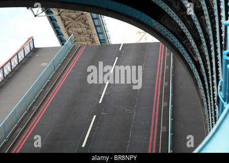 Blick auf die Tower Bridge mit der Straße ausgelöst, um Schiffe, darunter übergeben ermöglichen Southwark, London, SE1. Stockfoto