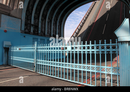 Blick auf die Tower Bridge mit der Straße ausgelöst, um Schiffe, darunter übergeben ermöglichen Southwark, London, SE1. Stockfoto