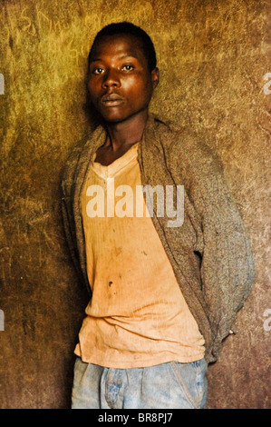 Junger Mann in einem burundischen Gefängnis, auch genannt "Cacho", in der Nähe von Ngozi, Burundi. Stockfoto