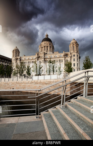 Eine dramatische Gewitterhimmel über den Port of Liverpool Building in Liverpool Stockfoto