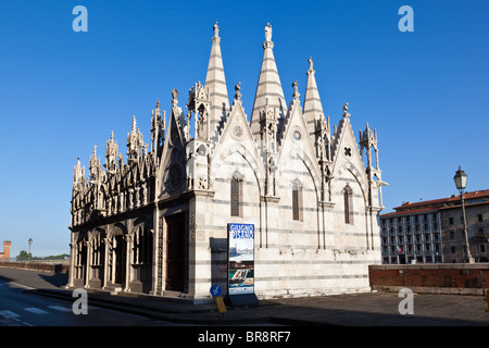 Die Kirche Santa Maria della Spina durch den Fluss Arno in Pisa, Italien Stockfoto