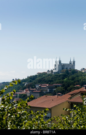 Die Basilika Notre-Dame de Fourvière, der die Stadt Lyon, Rhône-Alpes, Frankreich mit Blick auf Stockfoto