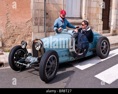 Alten Bugatti Type 35 Racer auf öffentlichen Straßen - Frankreich. Stockfoto